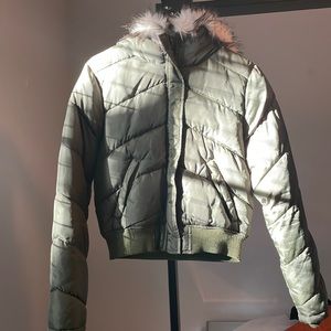 Army green forever 21 puffer jacket. Size medium